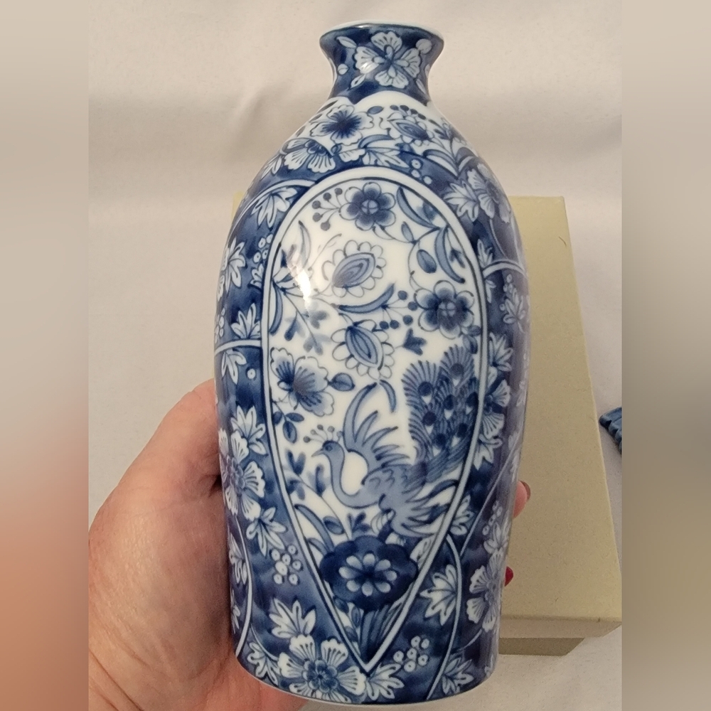 Sanyo Pottery Co Blue and White Chintz Cold Sake Set - Picture 6 of 15
